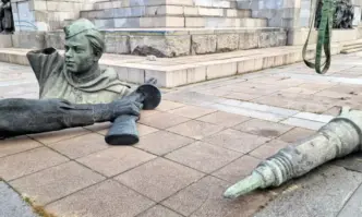 Няма съмнение че тези които събарят паметника ще платят политическата