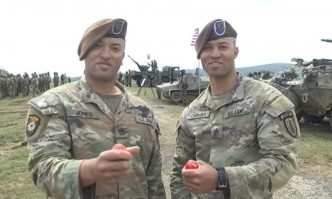 Американски войници от рота Страйкър отправиха поздрав за Великден Празничен поздрав