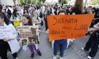 МЗ приема исканията на медиците, но не решава пряко за парите им