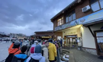 Огромни опашки от скиори чакащи да се качат на кабинковия