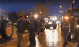 Пътят за Гърция през Кулата продължава да е блокиран от гръцки фермери