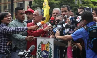 Хуан Гуайдо с първи президентски указ – нареди пускането на хуманитарните помощи