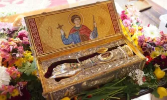 Частицата от мощите на свети Георги Победоносец е изложена в храма в с. Лозен