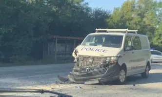 Полицейски бус на криминалистична лаборатория е блъснал отзад лек автомобил