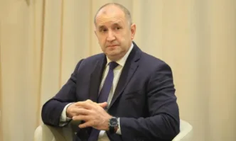 Според Българската конституция външната политика се формира от правителството това