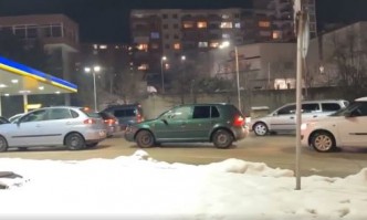 В Пловдив шофьорите се редиха на опашки за да заредят