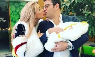 Антония Петрова показа първата снимка на бебето си