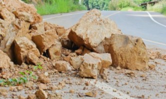 Спукан водопровод е вероятната причина за срутването на част от