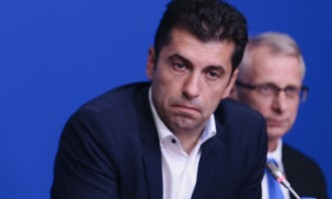 Премиерът Кирил Петков се хвали с перфектен английски език но