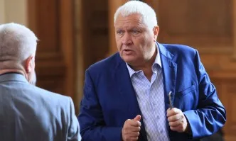 Скандално известен депутат от БСП се опитва да узурпира българския шахмат