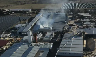 Четири екипа на пожарната гасят пламъците избухнали в цех за пелети в