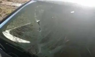 Няма пострадалиБетонна отломка от моста на бул Цариградско шосе при