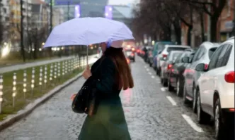 В неделя през страната ще премине студен атмосферен фронт Облачността