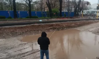 Мъж лови риба в огромна локва на ул Опълченска която