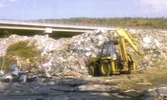 Разчистват отпадъците под моста на АМ Струма