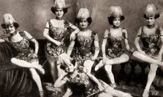 Новите амазонки (група от артистки) в локала Нова Америка в София, началото на XX век / СНИМКА: www.lostbulgaria.com