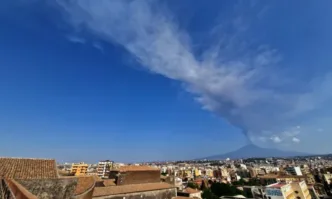 Вулканът Етна на италианския остров Сицилия изхвърли гореща пепел и