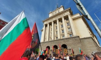 ВМРО с протест под прозорците на властта (СНИМКИ)