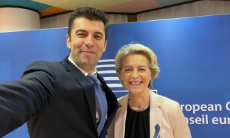 Кирил Петков пусна усмихнато селфи с председателят на ЕК Урсула