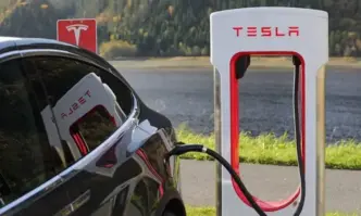 Компанията Tesla ще започне да следи шофьорите на електромобили с