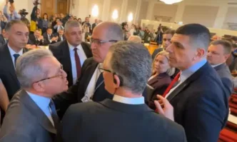 На фона на циркове в НС: Бюджетната комисия прие на второ четене бюджетите на ДОО и НЗОК