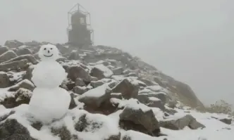 Сняг обсипа за трети път връх Мусала