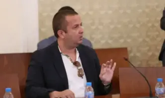 Поршето на бизнесмена Светослав Илчовски пламна тази нощ в местността