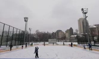 Зимната пързалка в парк Възраждане отвори врати