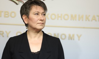 Трудоустроиха бившия министър на икономиката Даниела Везиева за шеф на борда на БДЖ