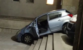 Шофьорка потегли по стълбите пред поликлиниката в Благоевград и заседна