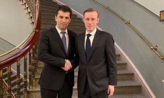 Пемиерът Кирил Петков Лена Бориславова министърът на енергетиката и на