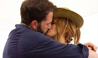 Официално: Дженифър Лопес и Бен Афлек в страстна целувка