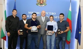 Кралев награди медалистите от Световното първенство по борба Тайбе Юсеин и Айк Мнацаканян