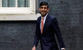 Британският министър на финансите Риши Сунак отрече да има връзки