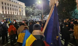 Протест срещу Радев събра недоволни пред президентството (СНИМКИ)