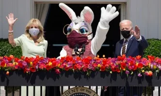 Президентът Байдън поздрави американците за Великден в компанията на заек с маска