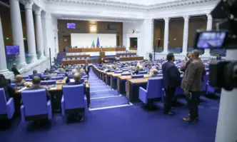 Депутатите отхвърлиха ветото на Радев за предоставяне на БТР-и на Украйна