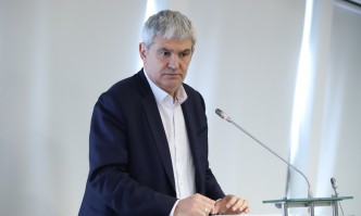 Президентът на КНСБ Пламен Димитров предупреждава че все още стотици