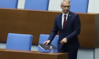 Премиерът акад Николай Денков пристигна в парламента за дебатите по