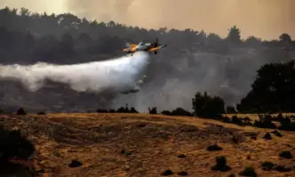 Пети ден продължава борбата с унищожителните горски пожари в съседна