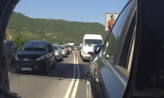 Поредна тапа на Кресна, колите чакат на място повече от час