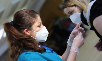 Тя може да се сложи най малко 6 месеца след завършен