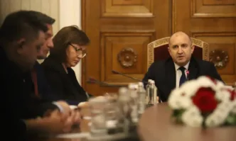 БСП пристигнаха при Румен Радев с леко закъснение но пък