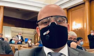 Депутат: Нося маска не защото някой ме кара, а защото искам да предпазя себе си и семейството си