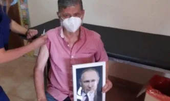 Кмет на аржентински град се ваксинира с портрет на Путин в ръце