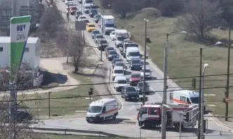Катастрофа направи сериозно задръстване на входа на кв Дружба при