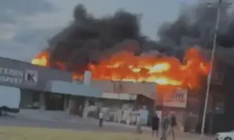 Овладян е пожарът който избухна в търговски център в Гоце