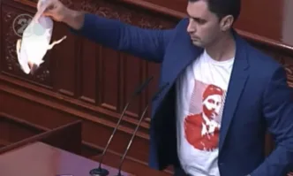 Огън дебат: Македонски депутат с тениска с Гоце Делчев запали френското предложение
