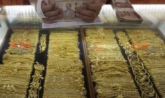 Цената на златото тръгна надолу за пръв път от девет седмици