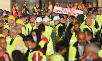 Пътните строители започват протести в цялата страна и пред парламента